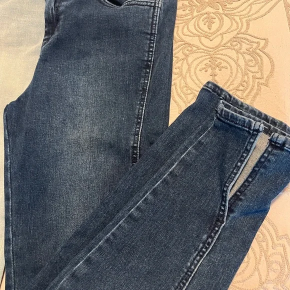 4 pairs of size 6 women’s skinny jeans. - Picture 2 of 3
